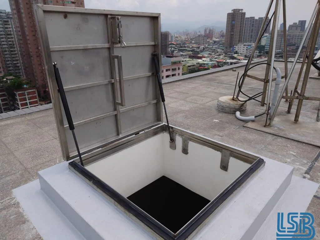 Cửa kỹ thuật mở trên mái giúp công tác bảo trì dễ dàng